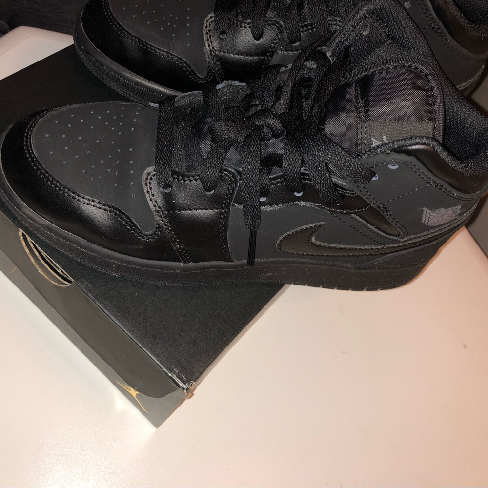 All black jorden 1s